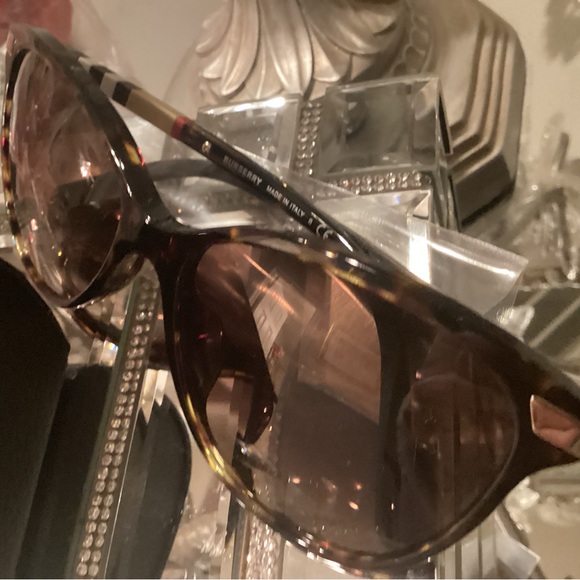 Beautiful Burberry sunglasses new in case Gorgeous set - Picture 6 of 14
